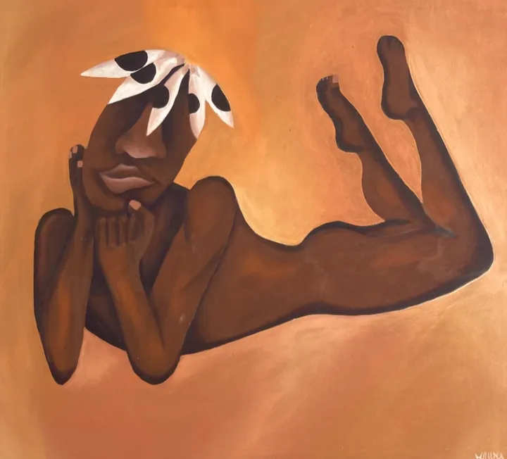 Pintura: figura deitada de bruços sobre fundo laranja, queixo apoiado nas mãos e pernas dobradas para cima, com um adorno branco e preto na cabeça.